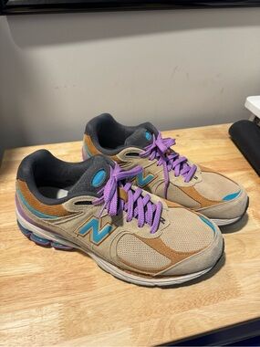 New Balance Men’s Beige Running Sneakers with Purple Laces and Teal Accents